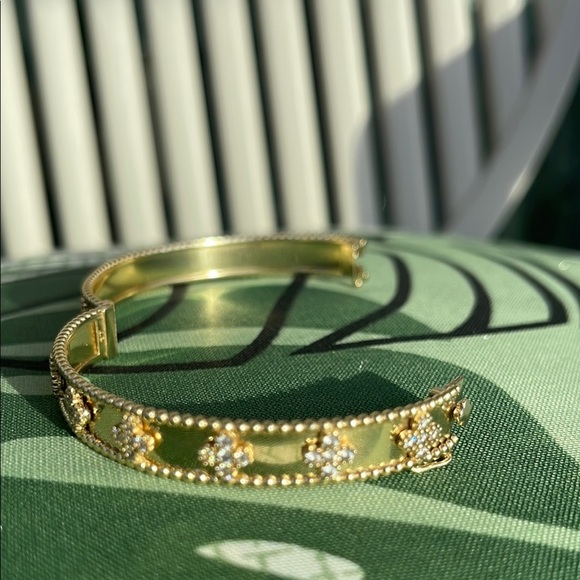 Elegant Gold-Tone Bracelet - Picture 11 of 17